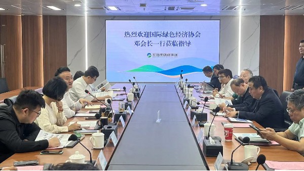 泓寶科技董事長(zhǎng)、國(guó)際綠色經(jīng)濟(jì)協(xié)會(huì)副會(huì)長(zhǎng)鄒國(guó)忠隨國(guó)際綠色經(jīng)濟(jì)協(xié)會(huì)執(zhí)行會(huì)長(zhǎng)鄧?yán)^海帶領(lǐng)的代表團(tuán)一行訪(fǎng)問(wèn)無(wú)錫市環(huán)保集團(tuán)、常州維爾利集團(tuán)